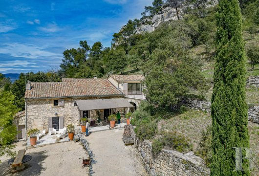 A 17th-century farmhouse in the heart of the Luberon National Park at Oppède-le-Vieux in in Vaucluse - photo  n°2